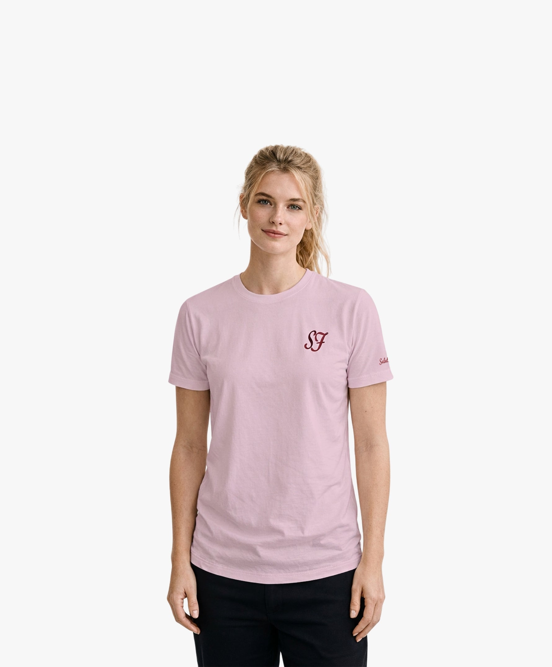 Vue de face d’une femme portant un t-shirt classique rose poudré Salut Fred avec monogramme SF brodé sur la poitrine gauche