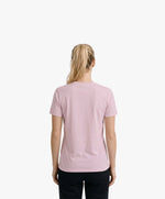 Vue de dos d’une femme portant un t-shirt classique rose poudré Salut Fred