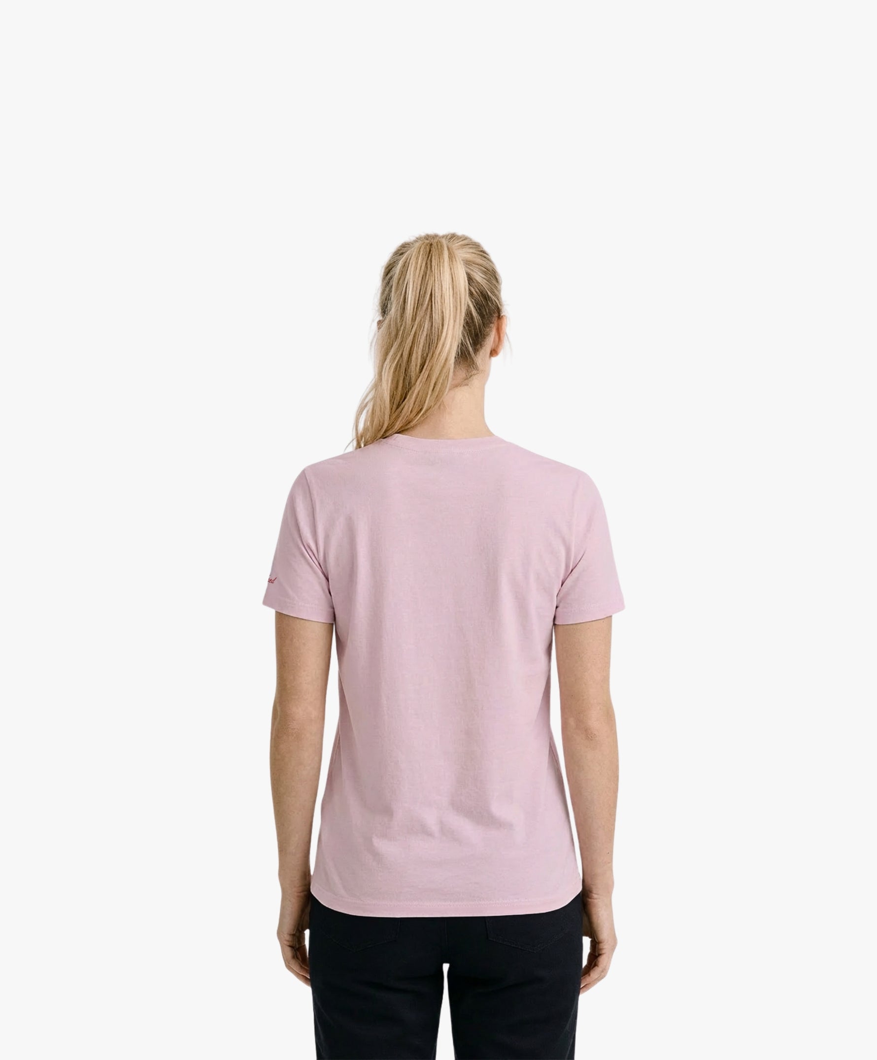 Vue de dos d’une femme portant un t-shirt classique rose poudré Salut Fred
