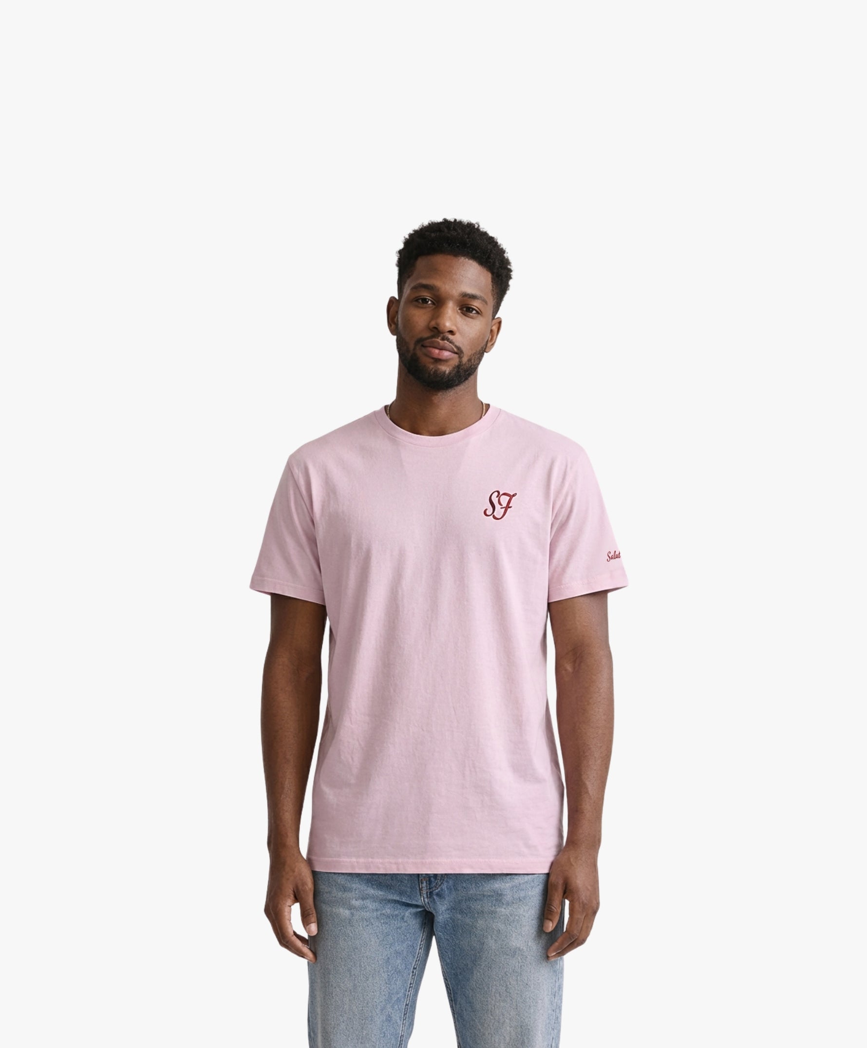 Vue de face d’un homme portant un t-shirt classique rose poudré Salut Fred avec monogramme SF brodé sur la poitrine gauche