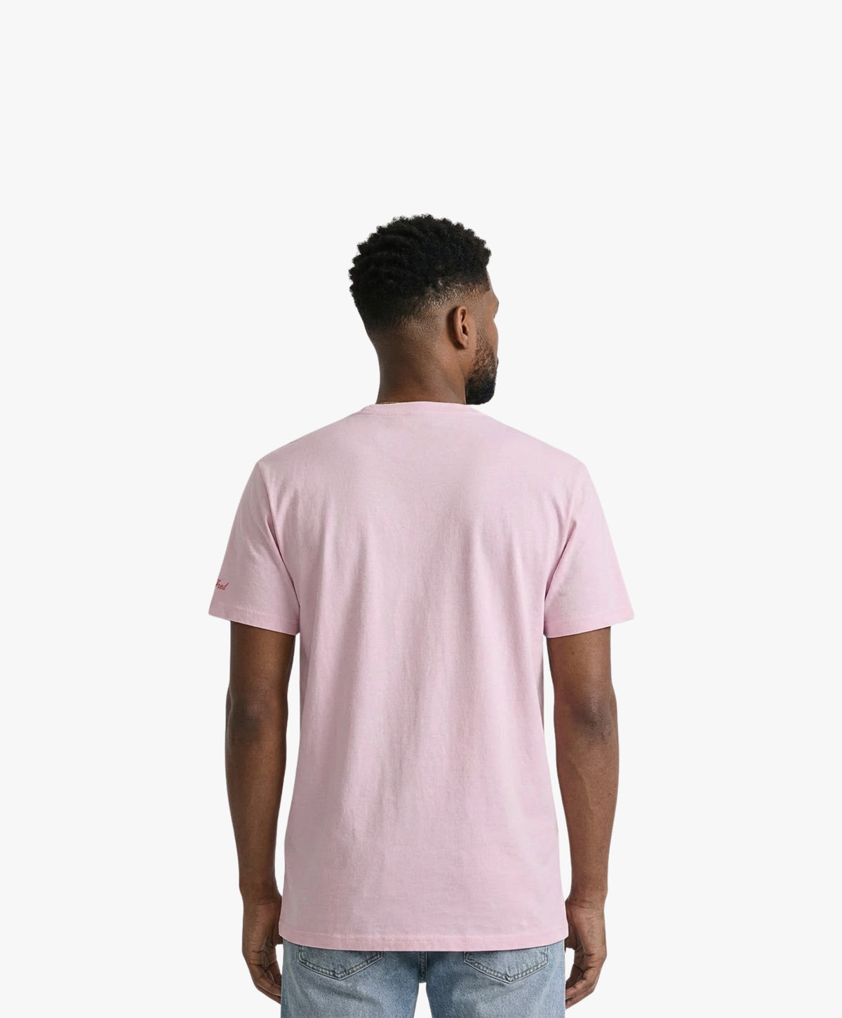 Vue de dos d’un homme portant un t-shirt classique rose poudré Salut Fred