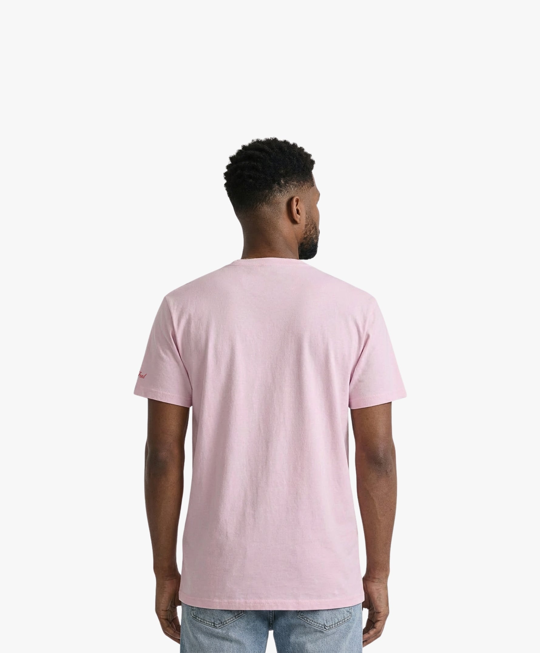 Vue de dos d’un homme portant un t-shirt classique rose poudré Salut Fred
