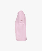 Vue côté gauche du t-shirt classique rose poudré Salut Fred avec broderie Salut Fred sur la manche gauche