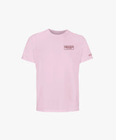 Vue de face du t-shirt classique rose poudré Salut Fred avec broderie « Thérap(e)ute À votre service » sur la poitrine gauche et broderie Salut Fred sur la manche gauche