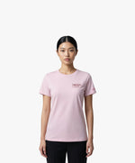 Vue de face d’une femme portant un t-shirt classique rose poudré Salut Fred avec broderie « Thérap(e)ute À votre service » sur la poitrine gauche