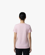 Vue de dos d’une femme portant un t-shirt classique rose poudré Salut Fred
