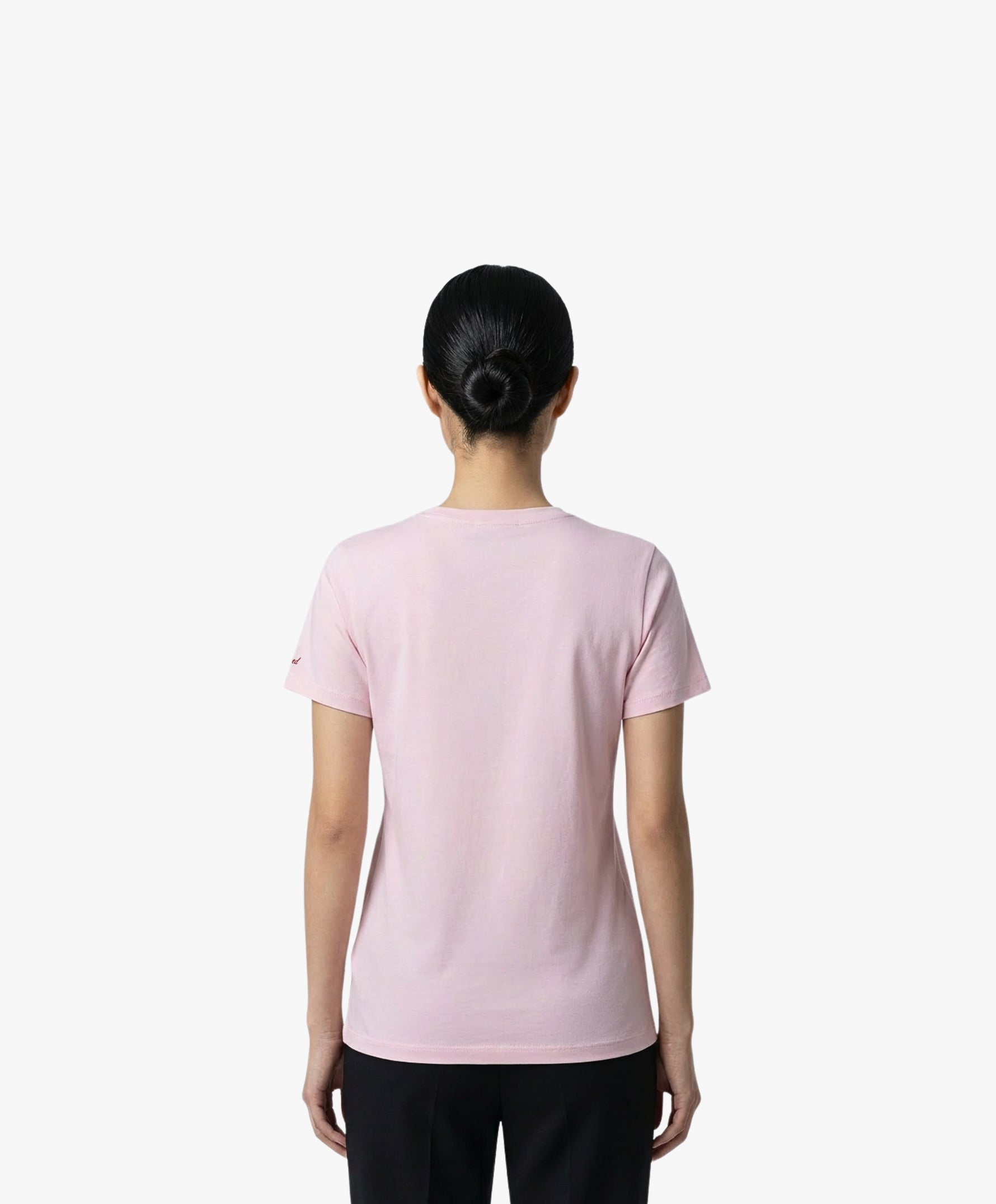 Vue de dos d’une femme portant un t-shirt classique rose poudré Salut Fred