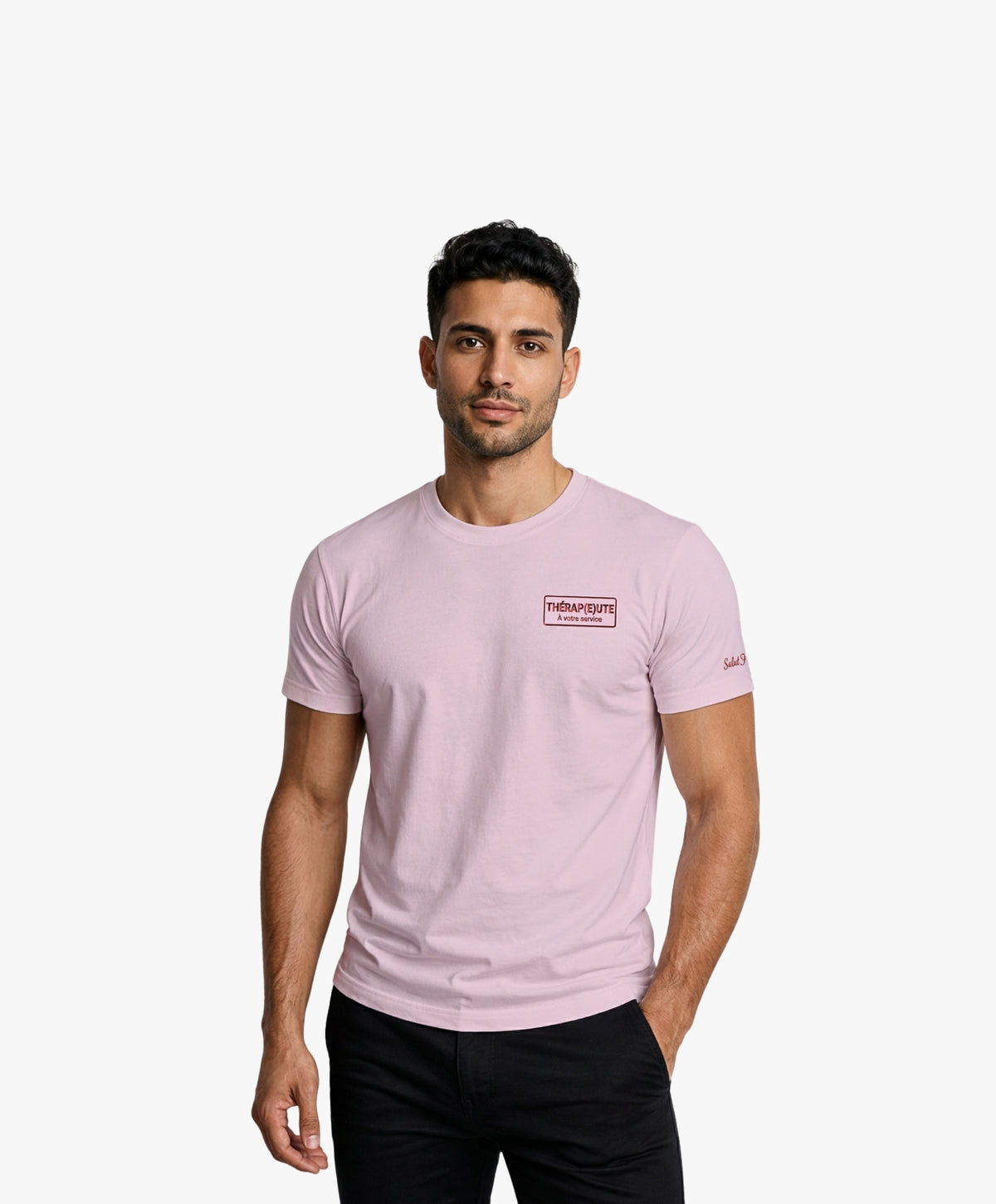 Vue de face d’un homme portant un t-shirt classique rose poudré Salut Fred avec broderie « Thérap(e)ute À votre service » sur la poitrine gauche