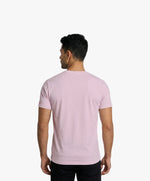 Vue de dos d’un homme portant un t-shirt classique rose poudré Salut Fred