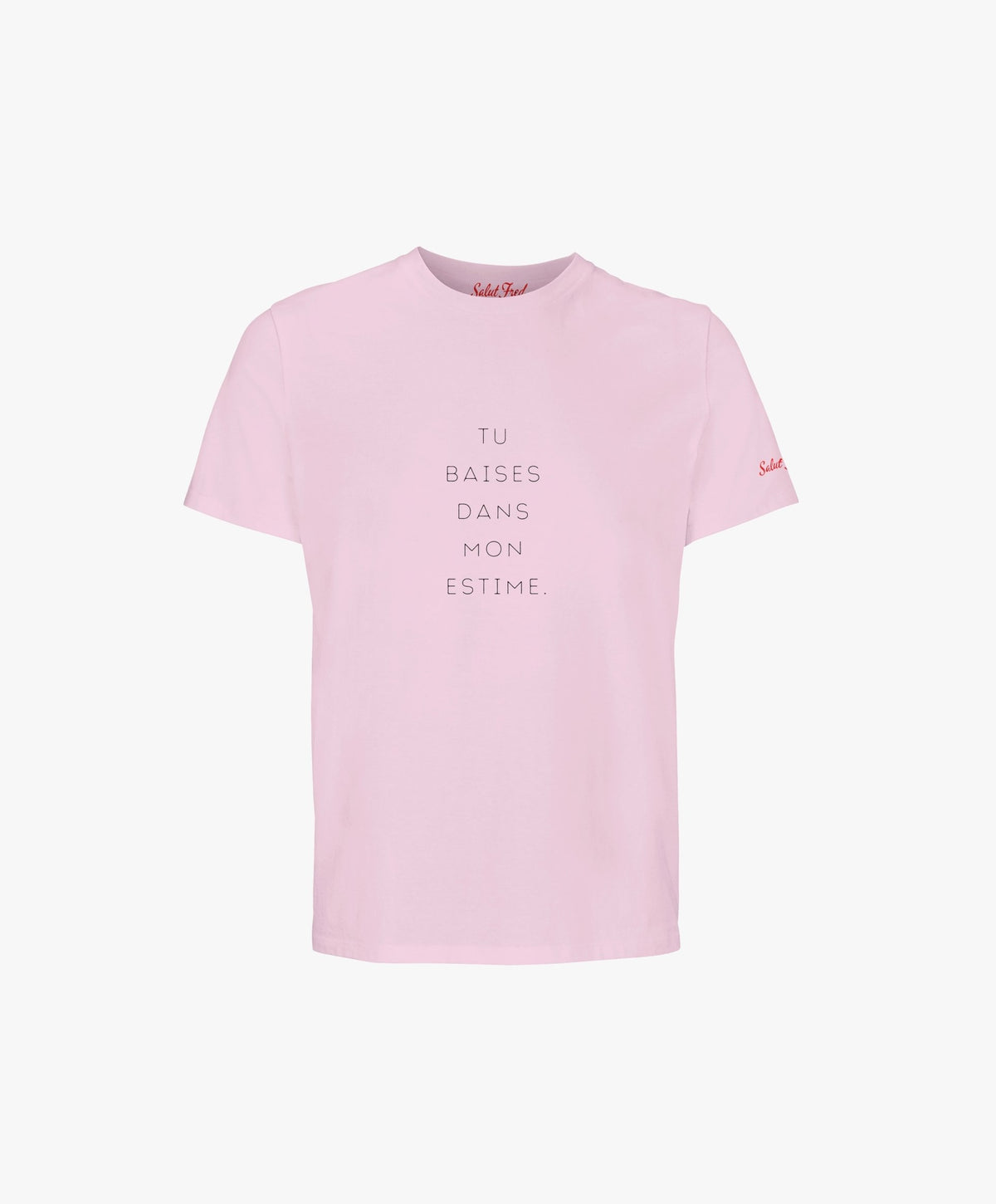 Vue de face du t-shirt classique rose poudré « Tu baises dans mon estime. » Salut Fred avec texte imprimé au centre de la poitrine et logo Salut Fred imprimé sur la manche gauche