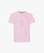 Vue de face du t-shirt classique rose poudré « Tu baises dans mon estime. » Salut Fred avec texte imprimé au centre de la poitrine et logo Salut Fred imprimé sur la manche gauche