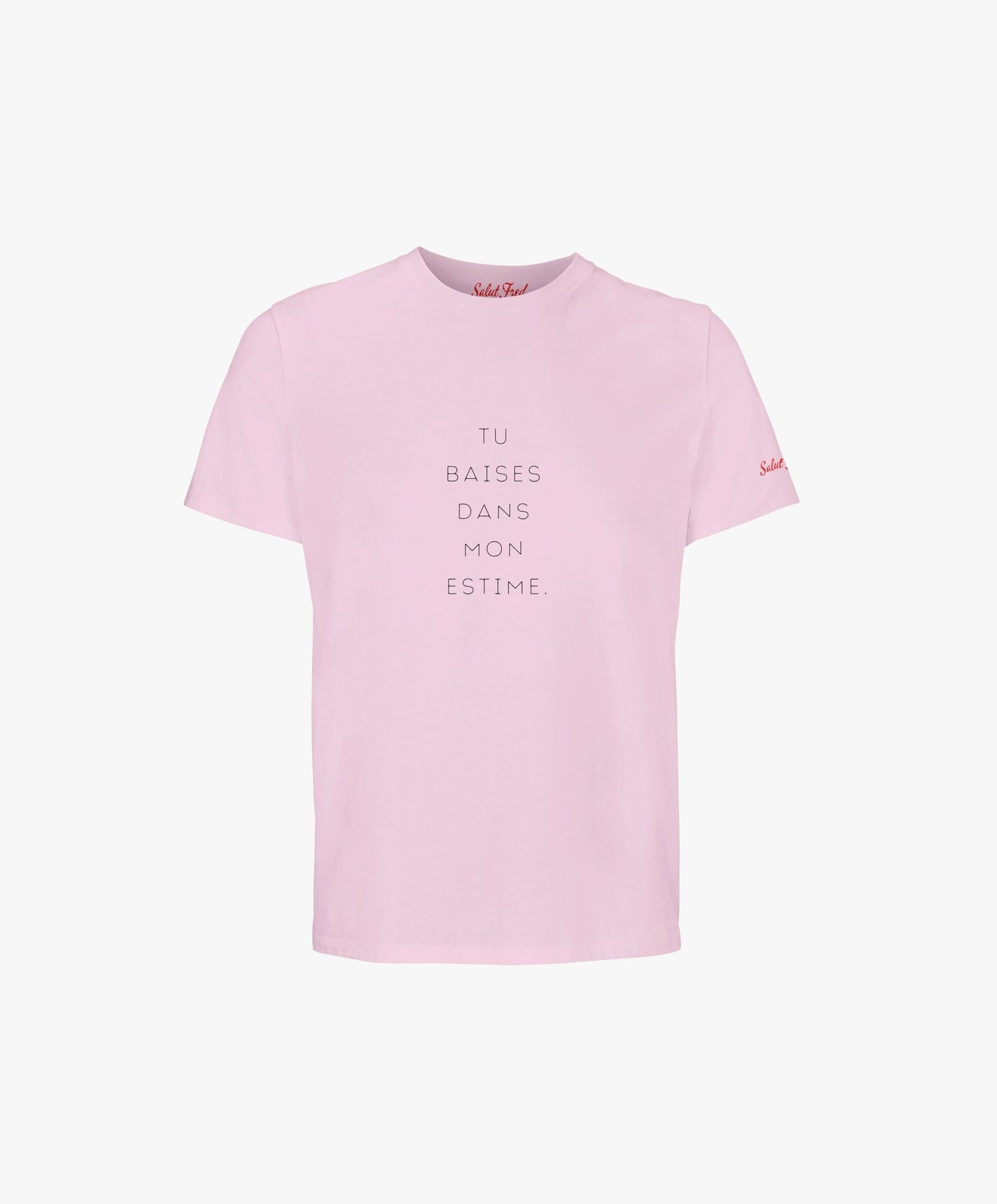 Vue de face du t-shirt classique rose poudré « Tu baises dans mon estime. » Salut Fred avec texte imprimé au centre de la poitrine et logo Salut Fred imprimé sur la manche gauche