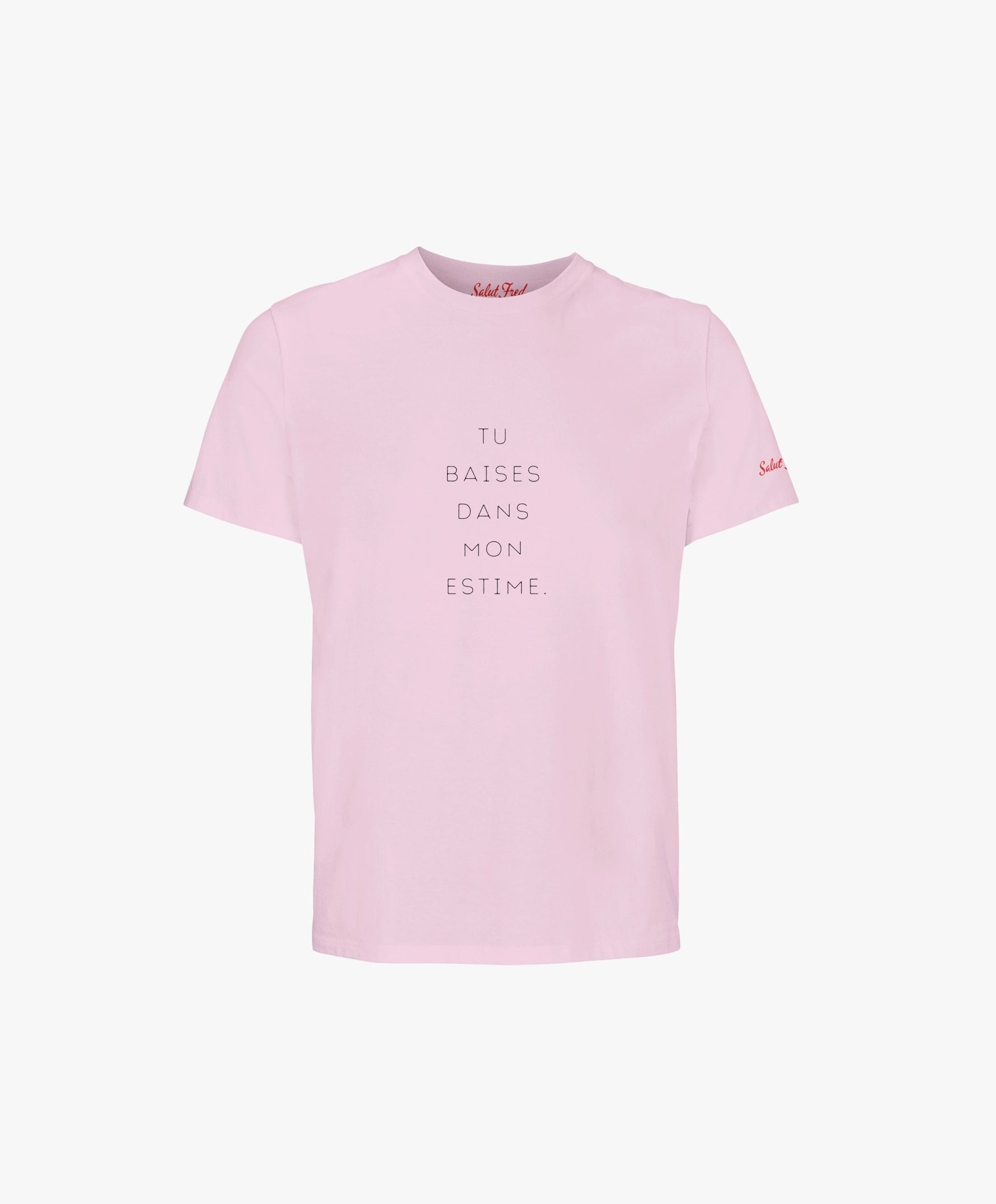 Vue de face du t-shirt classique rose poudré « Tu baises dans mon estime. » Salut Fred avec texte imprimé au centre de la poitrine et logo Salut Fred imprimé sur la manche gauche