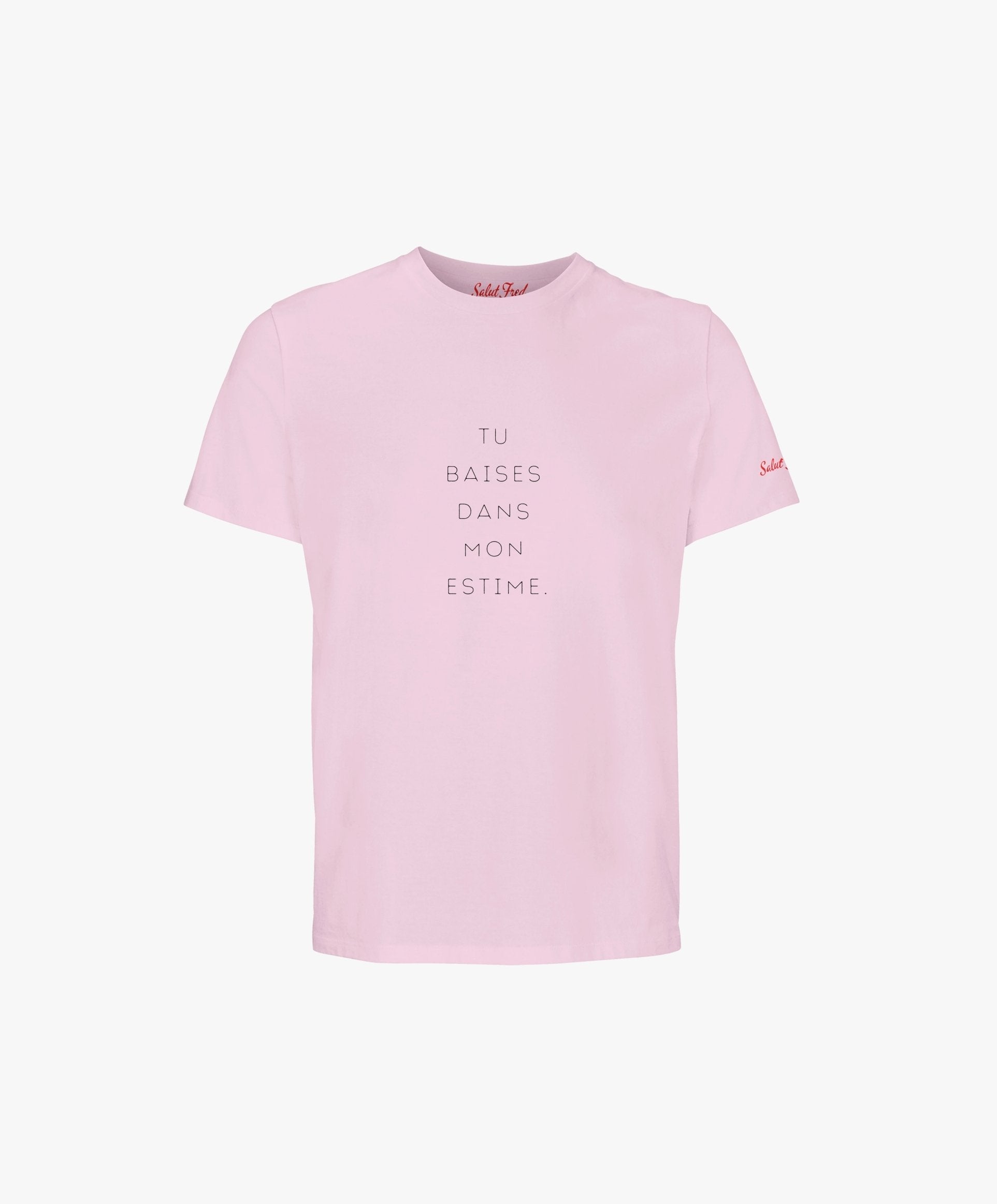 Vue de face du t-shirt classique rose poudré « Tu baises dans mon estime. » Salut Fred avec texte imprimé au centre de la poitrine et logo Salut Fred imprimé sur la manche gauche