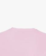 Vue extérieure du col du t-shirt classique rose poudré « Tu baises dans mon estime. » Salut Fred