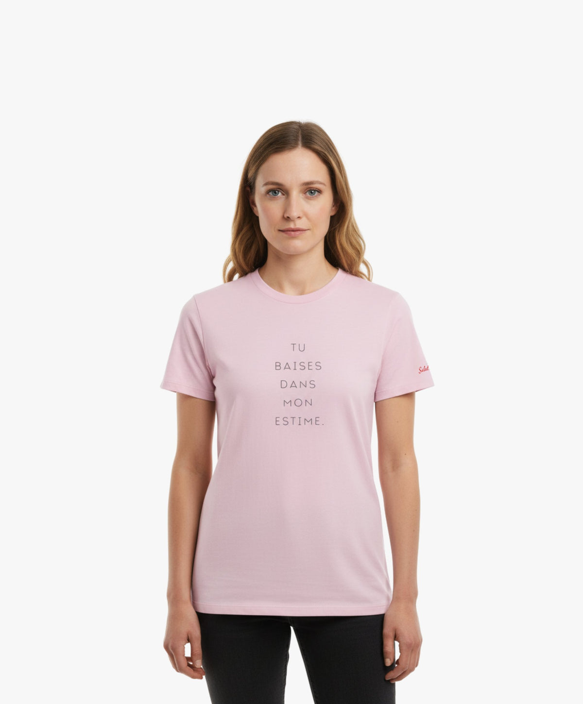 Vue de face d’une femme portant le t-shirt classique rose poudré « Tu baises dans mon estime. » Salut Fred avec texte imprimé au centre de la poitrine