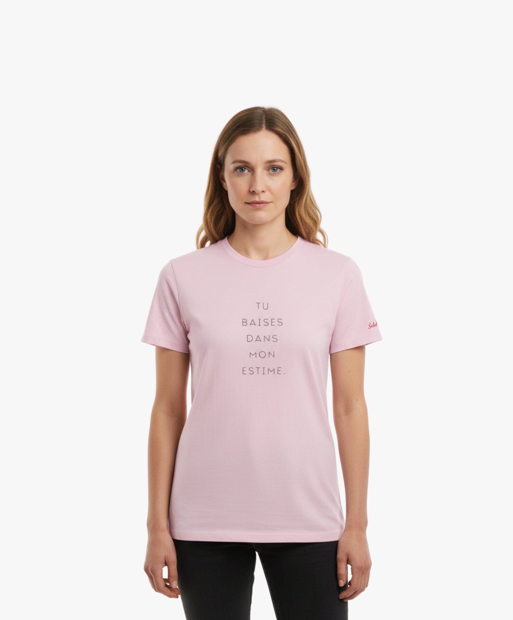 Vue de face d’une femme portant le t-shirt classique rose poudré « Tu baises dans mon estime. » Salut Fred avec texte imprimé au centre de la poitrine