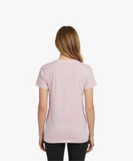 Vue de dos d’une femme portant le t-shirt classique rose poudré « Tu baises dans mon estime. » Salut Fred