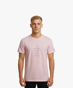 Vue de face d’un homme portant le t-shirt classique rose poudré « Tu baises dans mon estime. » Salut Fred avec texte imprimé au centre de la poitrine