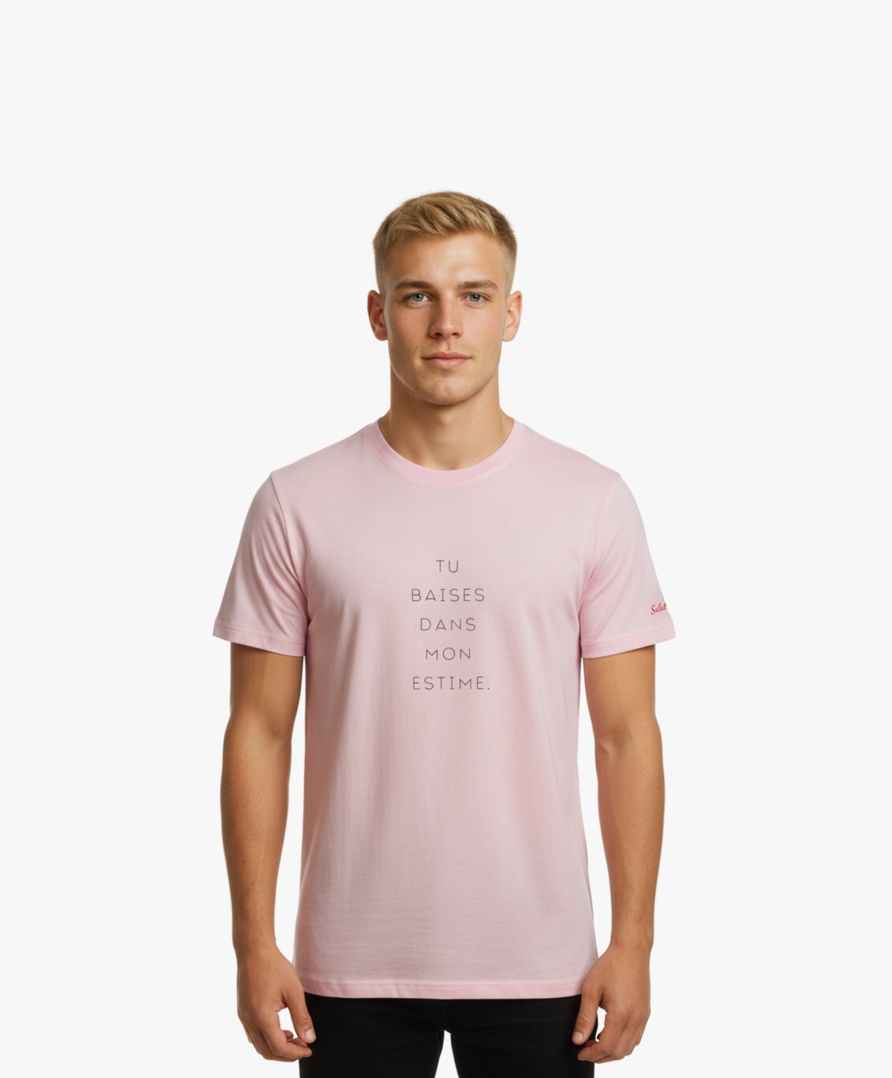 Vue de face d’un homme portant le t-shirt classique rose poudré « Tu baises dans mon estime. » Salut Fred avec texte imprimé au centre de la poitrine