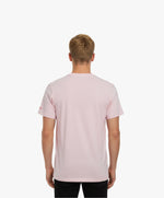 Vue de dos d’un homme portant le t-shirt classique rose poudré « Tu baises dans mon estime. » Salut Fred