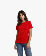 Vue de face d’une femme portant un t-shirt classique rouge Salut Fred avec slogan « Tu baises dans mon estime »