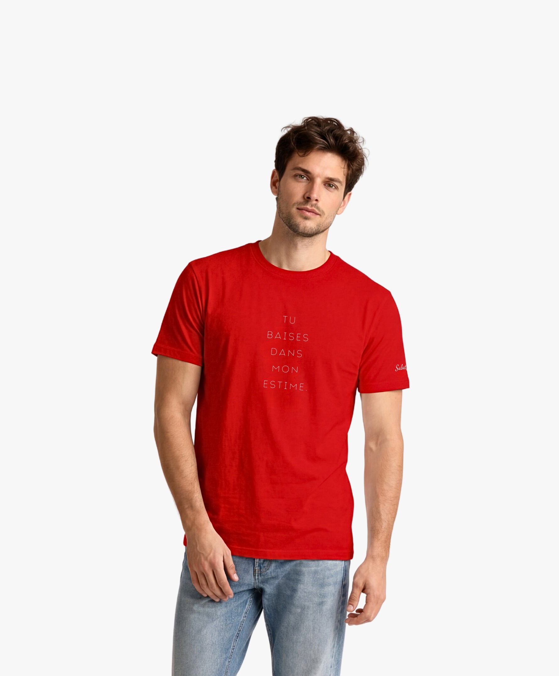 Vue de face d’un homme portant un t-shirt classique rouge Salut Fred avec slogan « Tu baises dans mon estime »