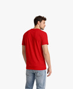 Vue de dos d’un homme portant un t-shirt classique rouge Salut Fred