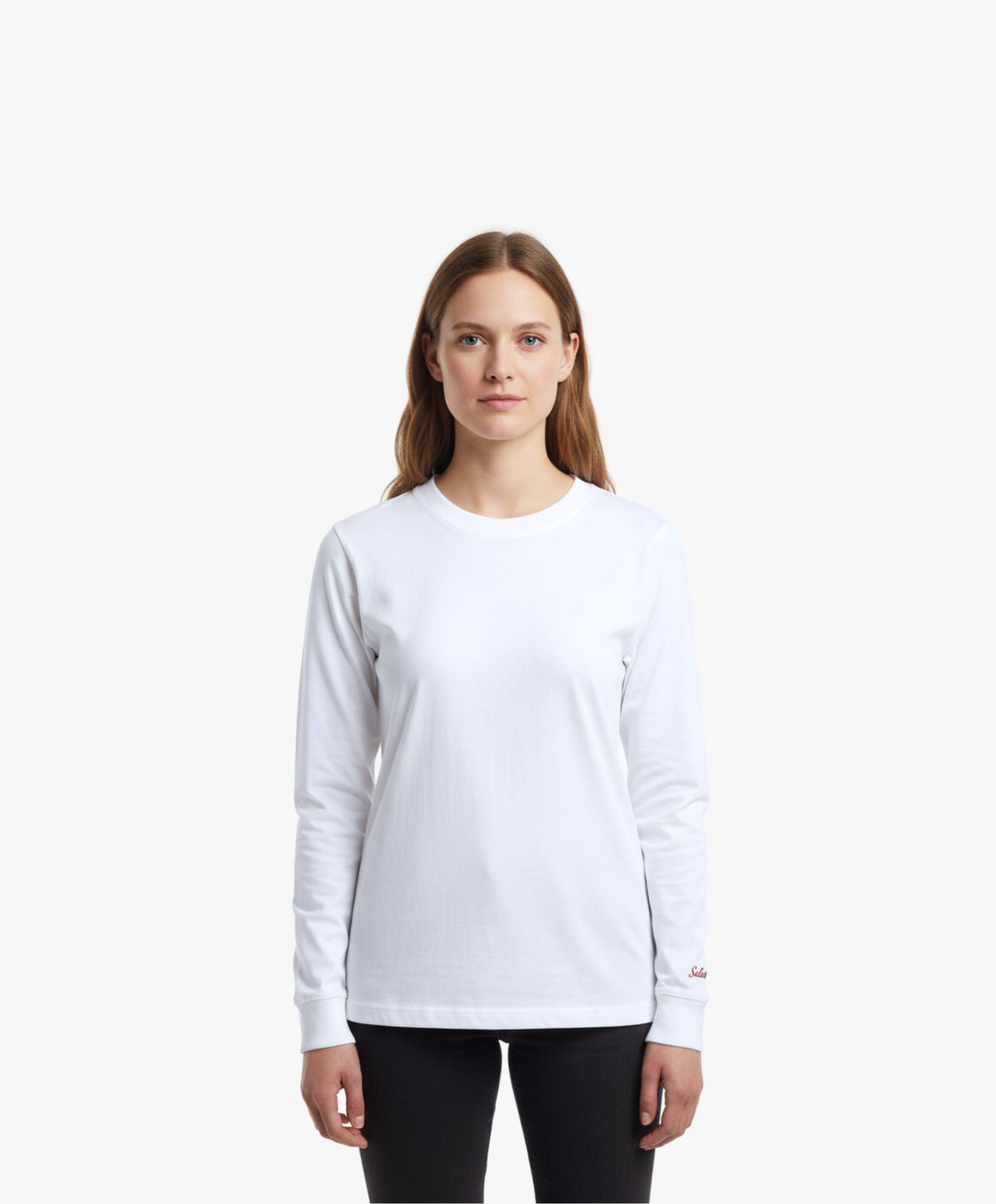 Femme vue de face portant le t-shirt à manches longues blanc Salut Fred avec broderie rouge sur le poignet gauche.