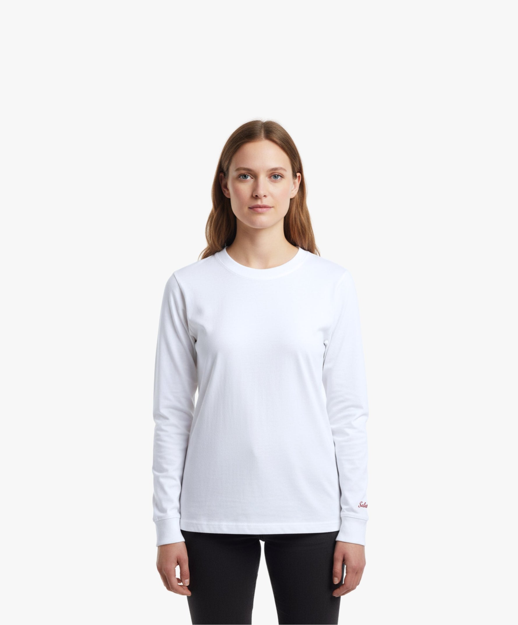 Femme vue de face portant le t-shirt à manches longues blanc Salut Fred avec broderie rouge sur le poignet gauche.