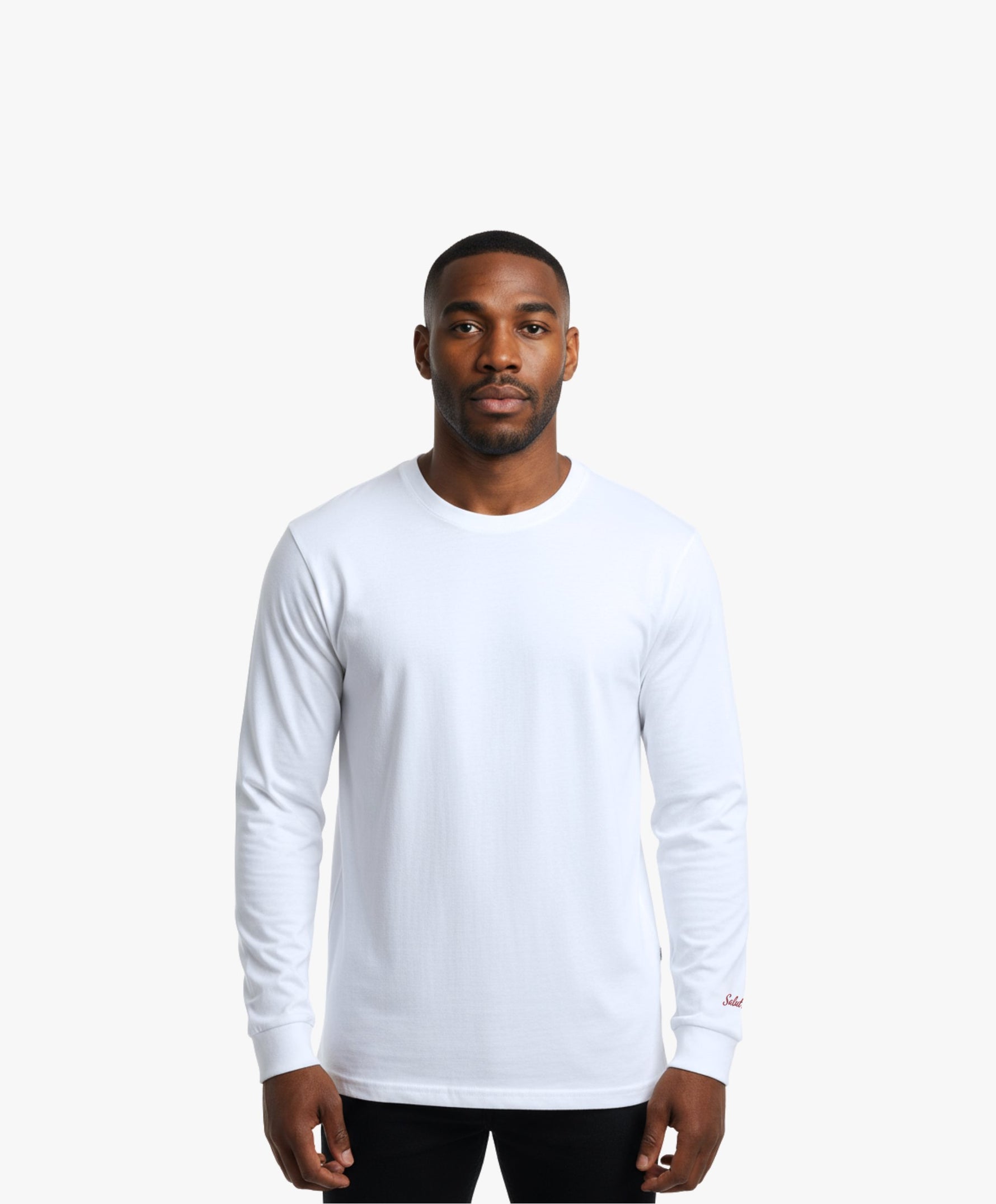 Homme vue de face portant le t-shirt à manches longues blanc Salut Fred avec broderie rouge sur le poignet gauche.