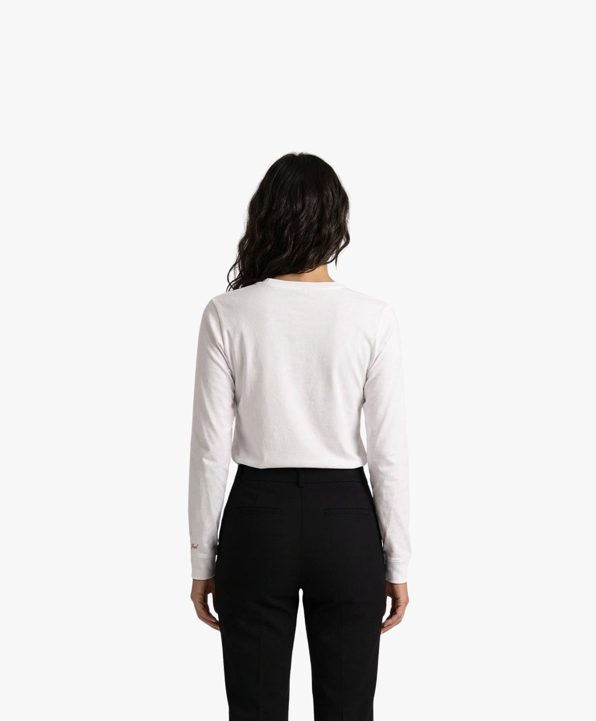 Vue de dos d’une femme portant un t-shirt manches longues blanc Salut Fred avec motif brodé « Thérap(e)ute. À votre service »