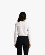 Vue de dos d’une femme portant un t-shirt manches longues blanc Salut Fred avec motif brodé « Thérap(e)ute. À votre service »