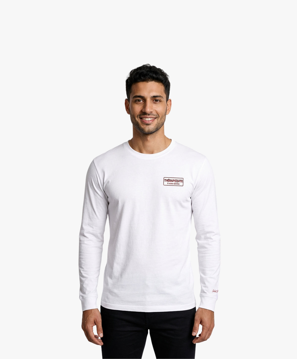 Vue de face d’un homme portant un t-shirt manches longues blanc Salut Fred avec motif brodé « Thérap(e)ute. À votre service » sur la poitrine gauche