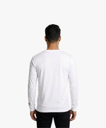 Vue de dos d’un homme portant un t-shirt manches longues blanc Salut Fred