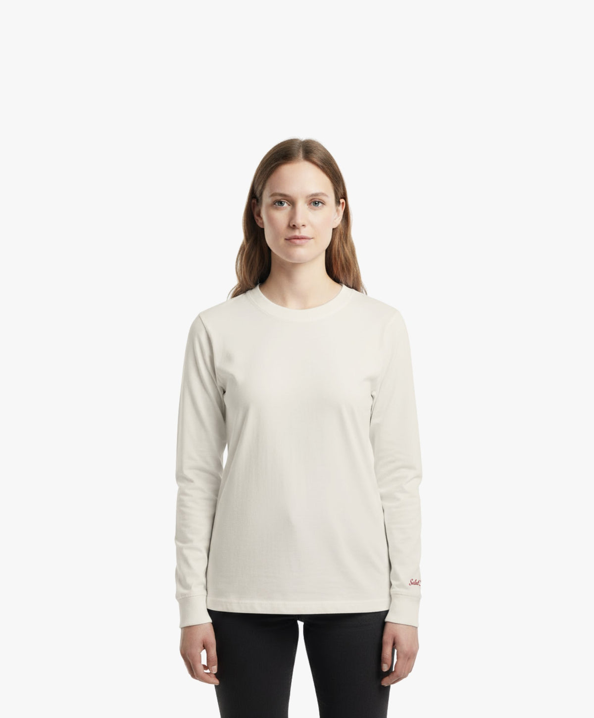 Vue de face d’une femme portant le t-shirt à manches longues écru Salut Fred avec broderie rouge sur le poignet gauche