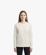 Vue de face d’une femme portant le t-shirt à manches longues écru Salut Fred avec broderie rouge sur le poignet gauche