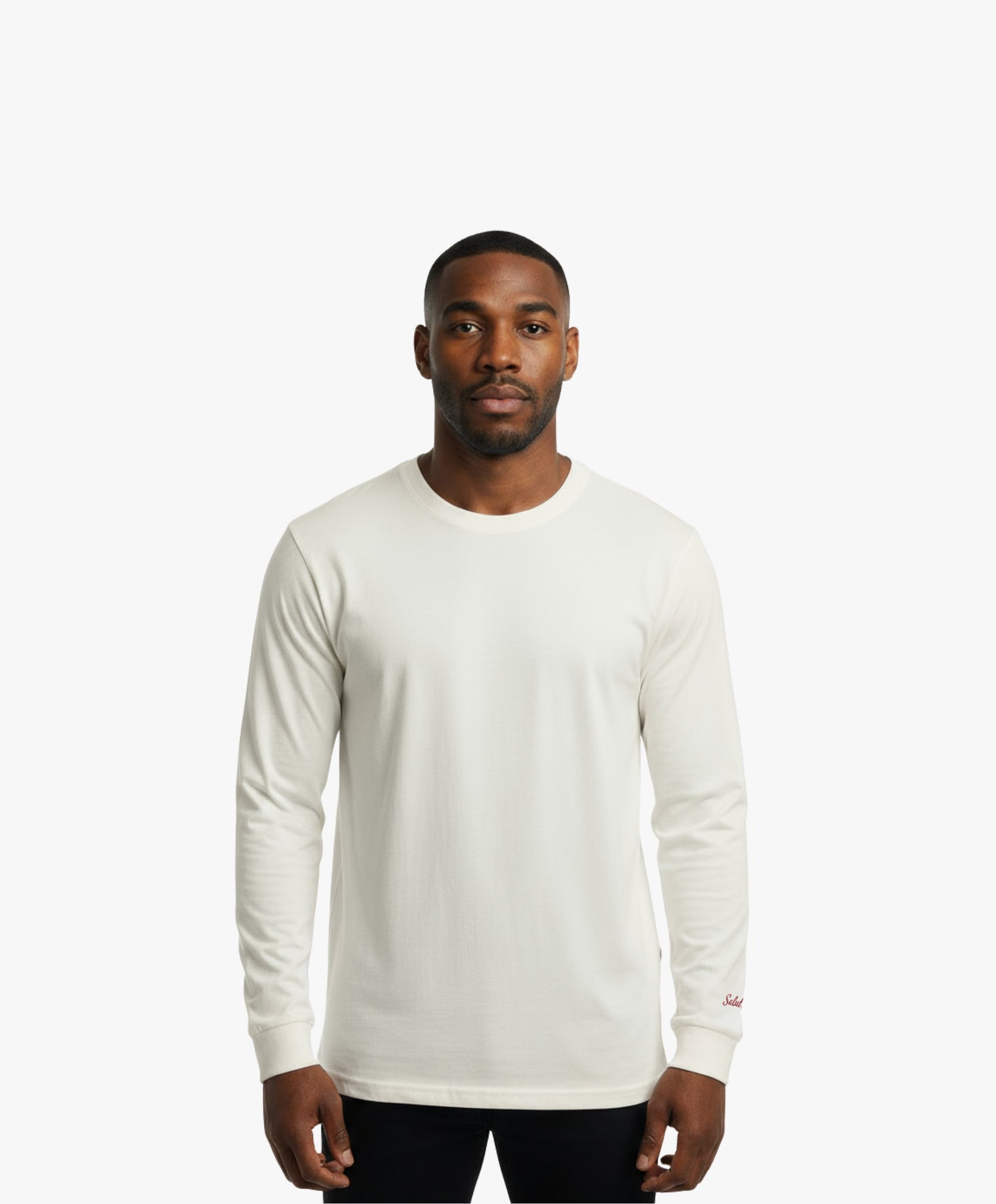 Vue de face d’un homme portant le t-shirt à manches longues écru Salut Fred avec broderie rouge sur le poignet gauche