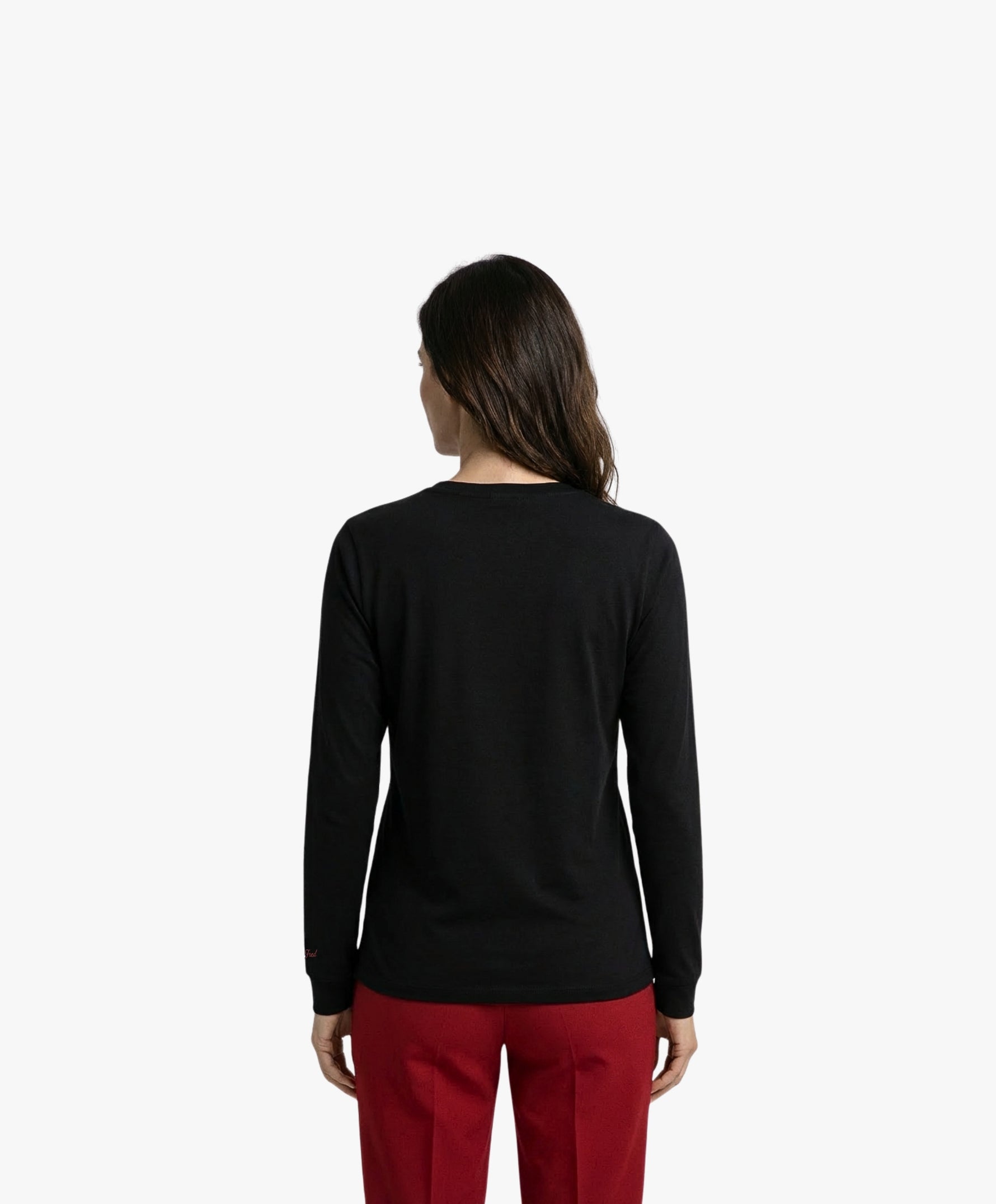 Vue de dos d’une femme portant un t-shirt manches longues noir Salut Fred avec motif brodé « Thérap(e)ute. À votre service »