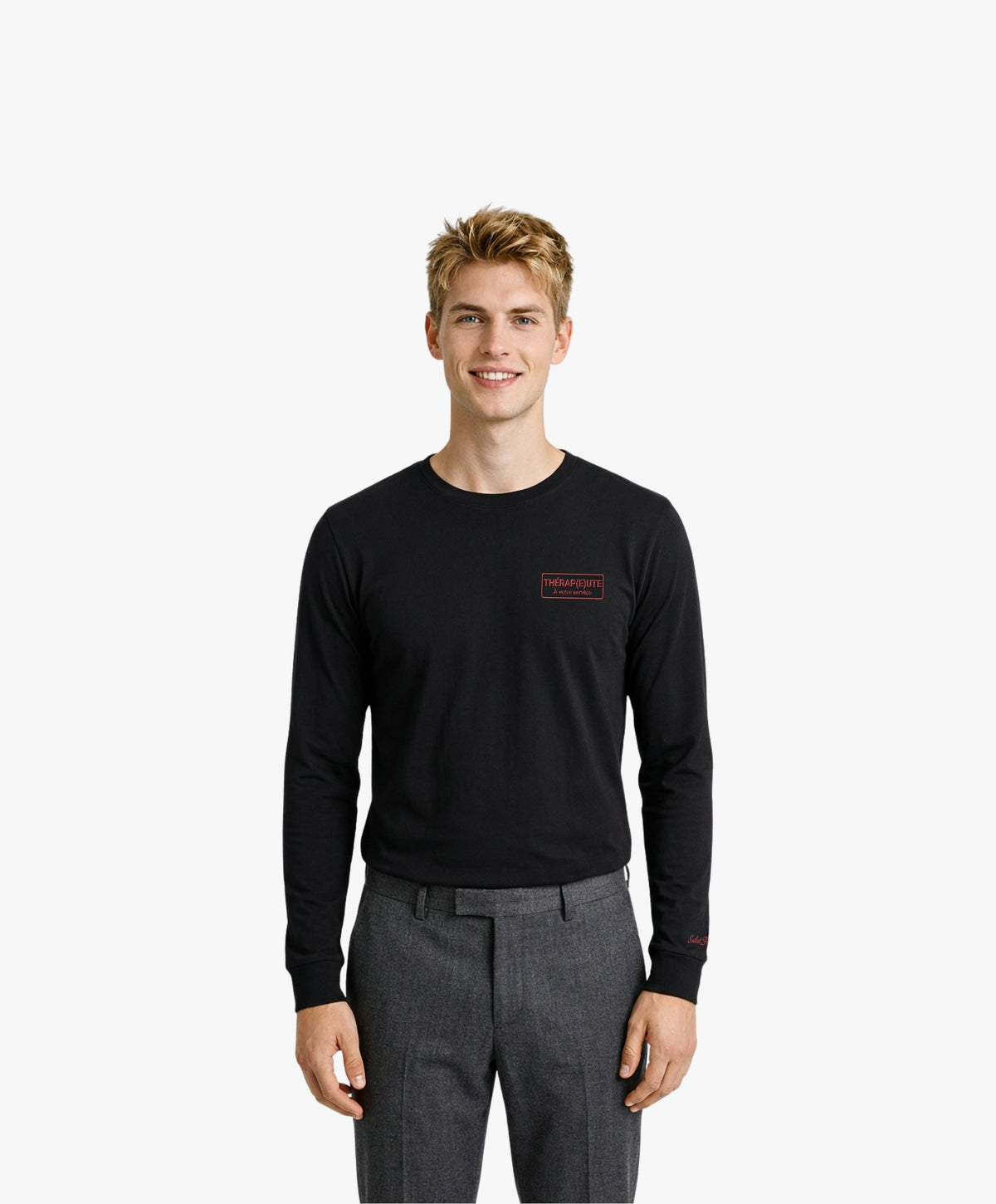 Vue de face d’un homme portant un t-shirt manches longues noir Salut Fred avec motif brodé « Thérap(e)ute. À votre service » sur la poitrine gauche