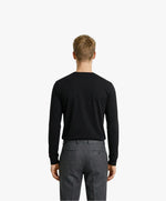 Vue de dos d’un homme portant un t-shirt manches longues noir Salut Fred avec motif brodé « Thérap(e)ute. À votre service »
