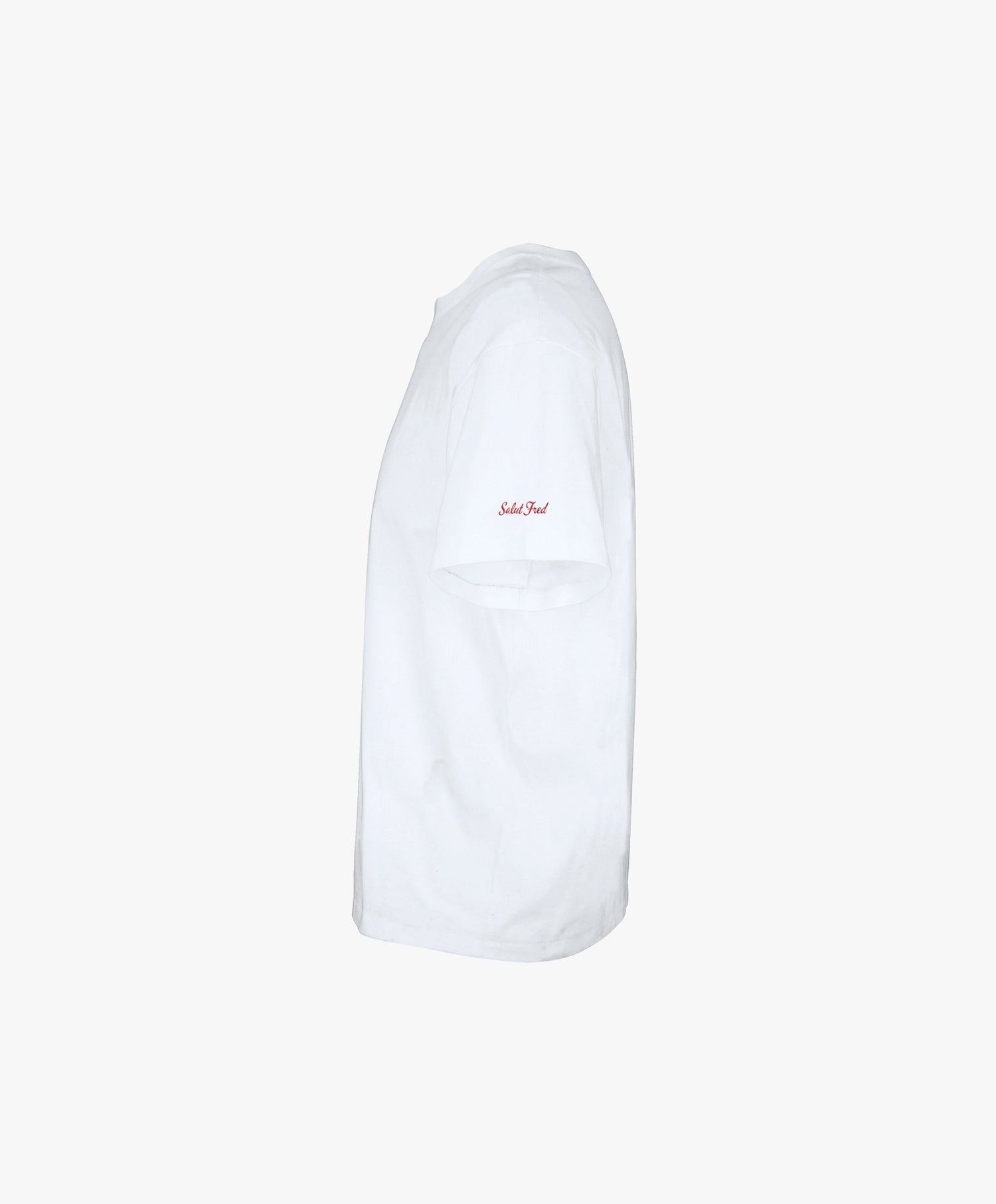 Vue côté gauche du t-shirt oversize blanc « Melon Melèche » avec logo Salut Fred sur la manche gauche.
