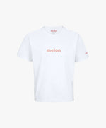 Vue de face du t-shirt oversize blanc « Melon Melèche » avec texte imprimé centré sur la poitrine et logo Salut Fred sur la manche gauche.