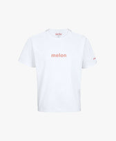 Vue de face du t-shirt oversize blanc « Melon Melèche » avec texte imprimé centré sur la poitrine et logo Salut Fred sur la manche gauche.