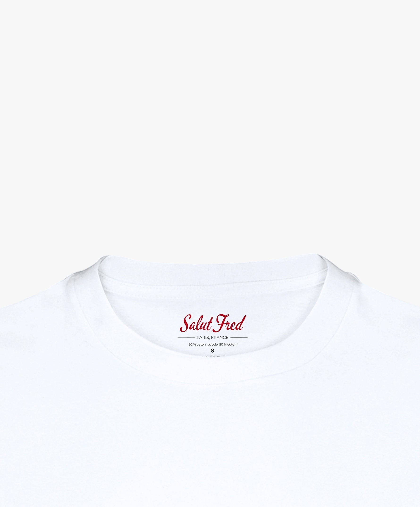 Vue col intérieur du t-shirt oversize blanc « Melon Melèche » avec étiquette intérieure Salut Fred.