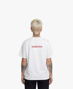 Femme vue de dos portant le t-shirt oversize blanc « Melon Melèche » avec texte imprimé « melèche » centré dans le dos.