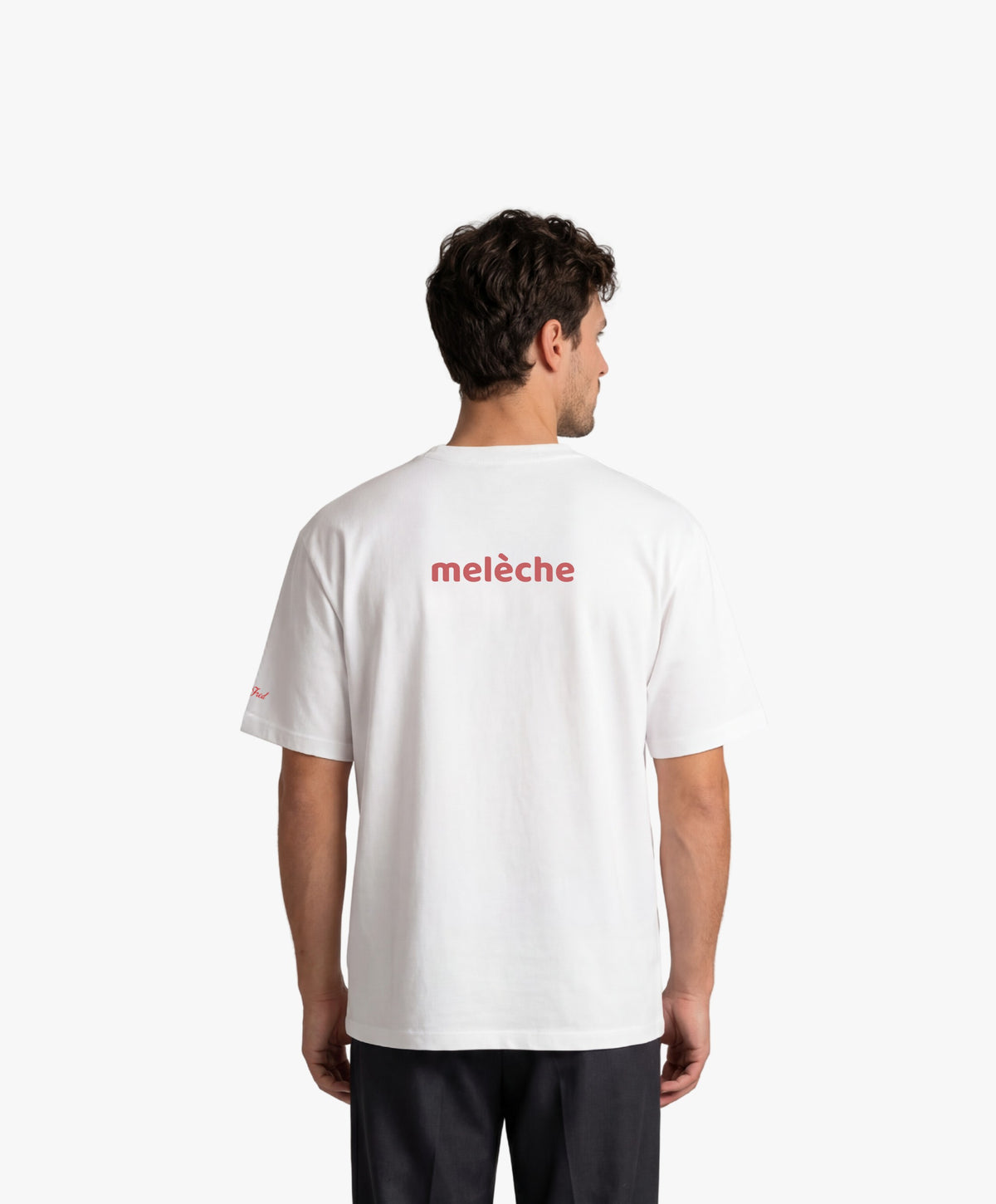Homme vue de dos portant le t-shirt oversize blanc « Melon Melèche » avec texte imprimé « melèche » centré dans le dos.