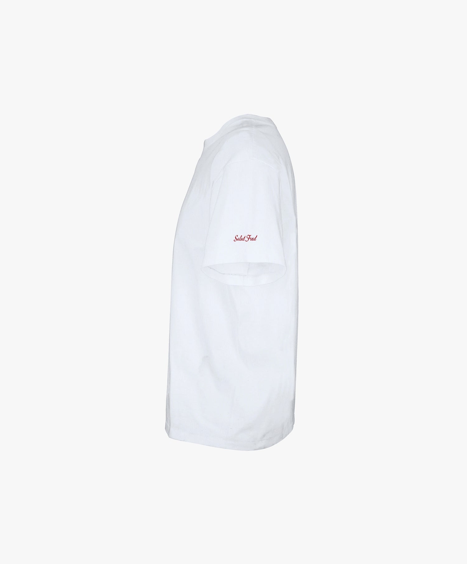 Vue côté gauche du t-shirt oversize blanc Salut Fred avec motif Quai Branly de la collection Rues de France, avec Salut Fred imprimé près de l’épaule gauche