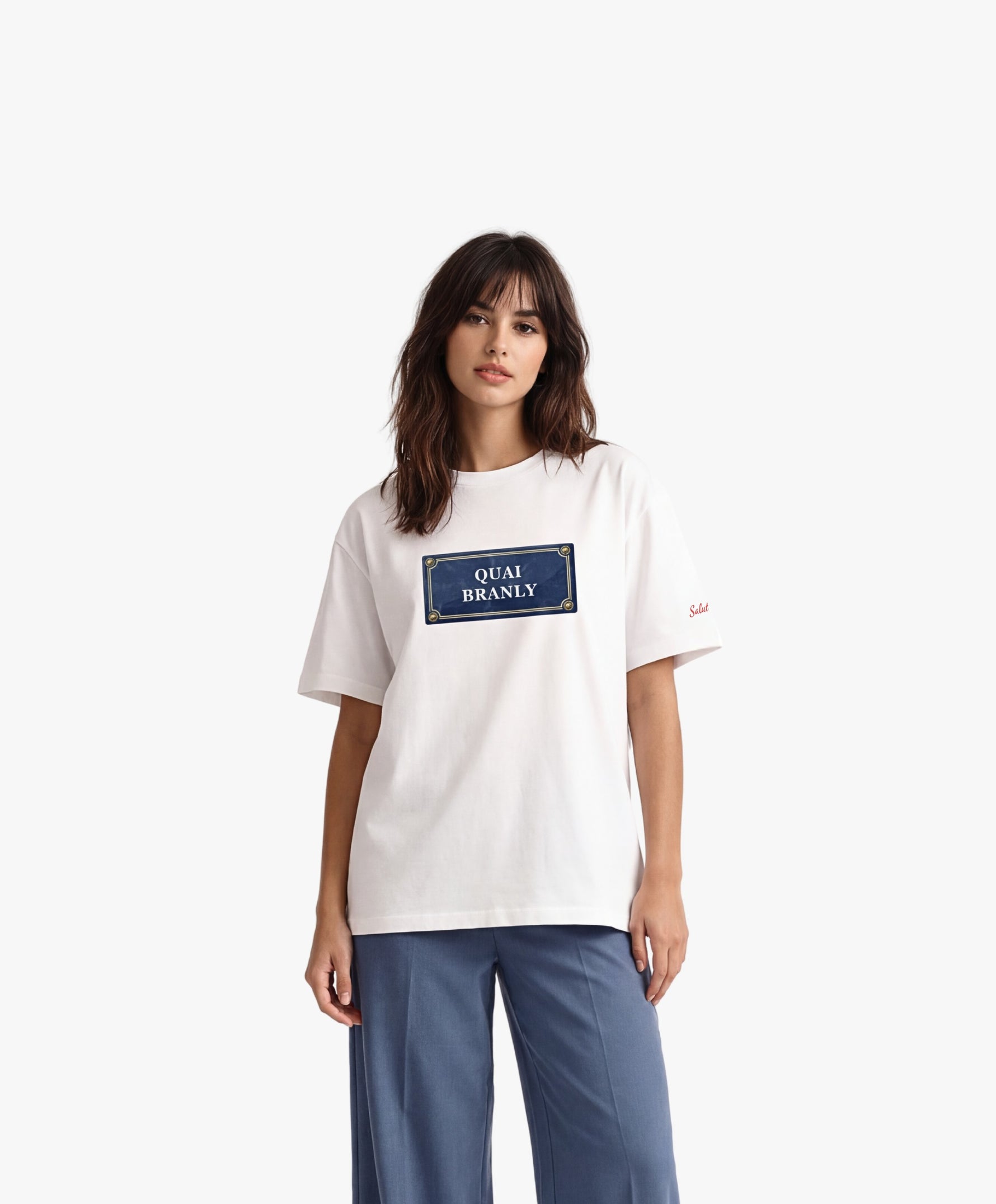 Vue de face d’une femme portant un t-shirt oversize blanc Salut Fred avec motif Quai Branly de la collection Rues de France