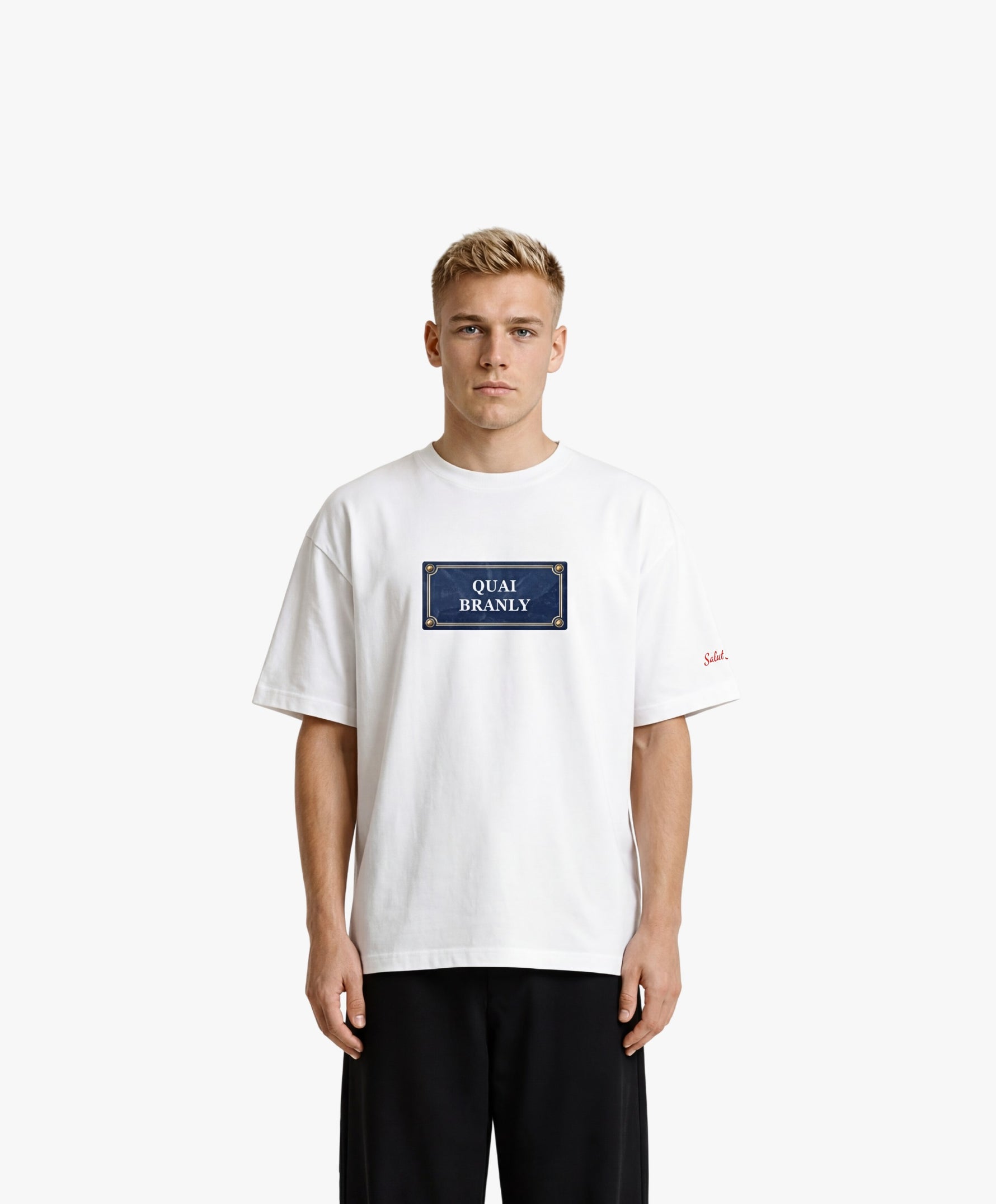 Vue de face d’un homme portant un t-shirt oversize blanc Salut Fred avec motif Quai Branly de la collection Rues de France